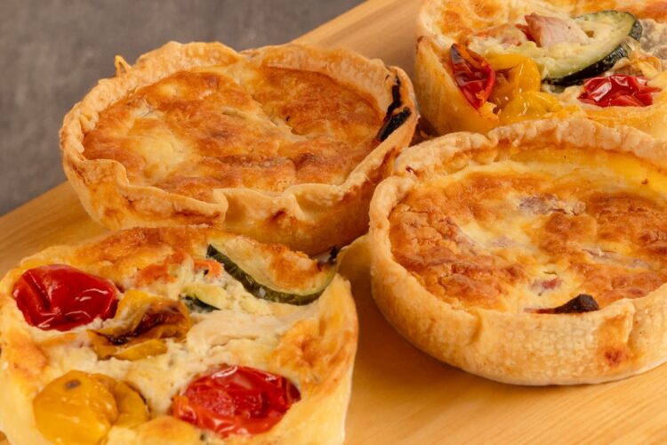 quiches sobre una mesa donde se cuenta el origen y tipos de quiches que existen